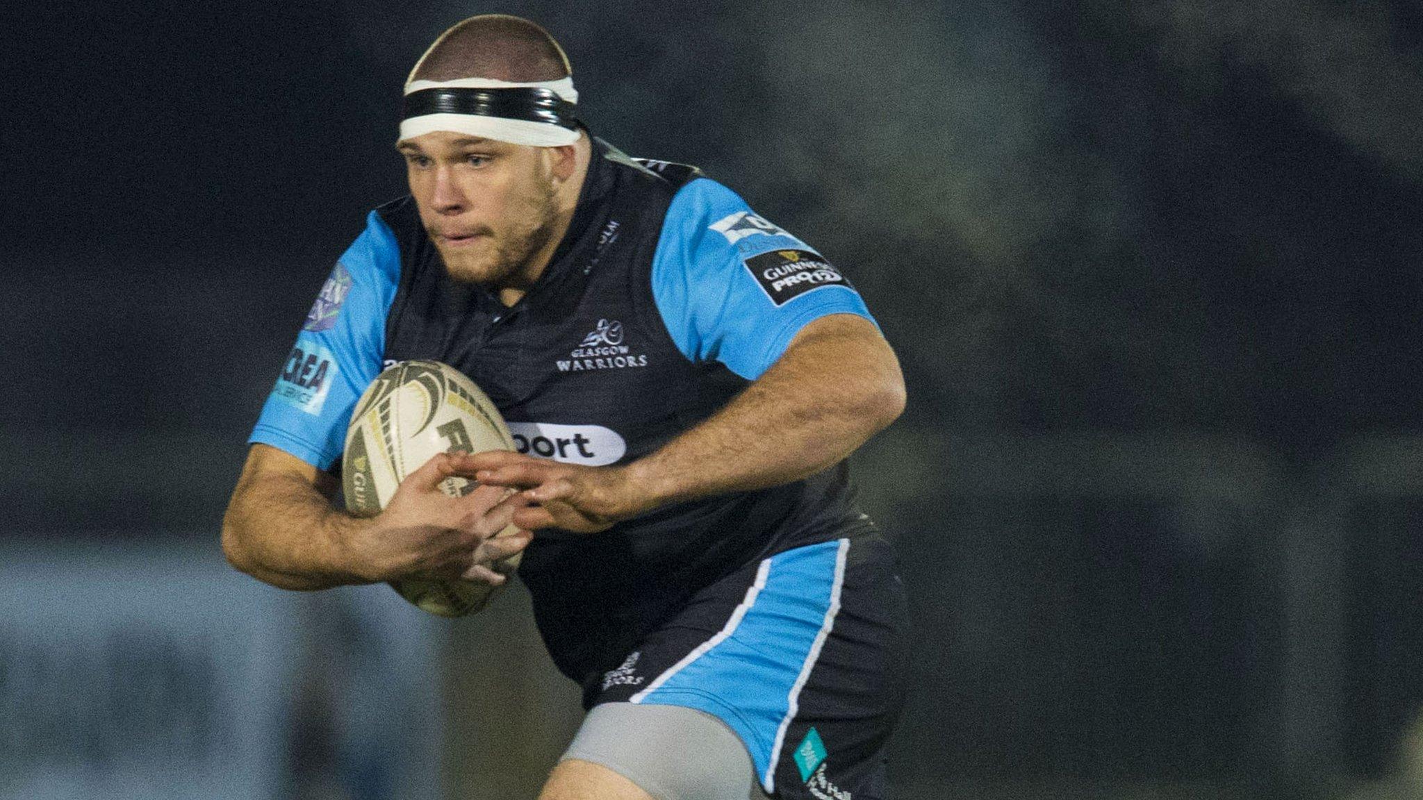 Glasgow Warriors' Gordon Reid carries ball