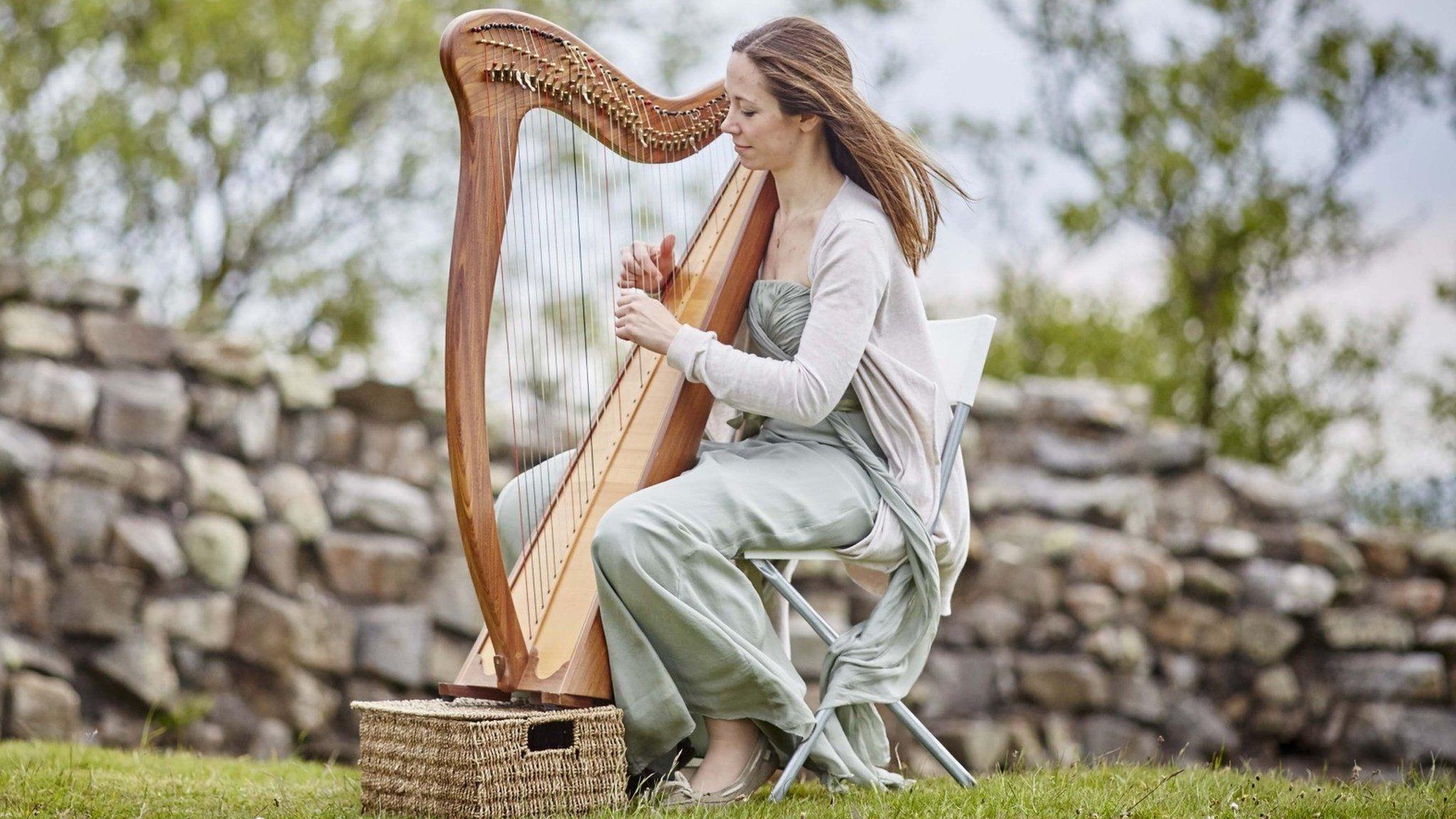 Clarsach player