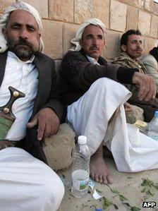 Men chewing qat