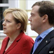 Angela Merkel (l) Dmitry Medvedev