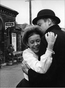 Bobbie (Jenny Agutter) and Father (Frederick Treves) hugging on the railway platform.