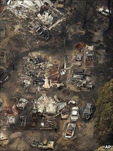 Burnt-out houses and cars in Kinglake (8 February 2009)