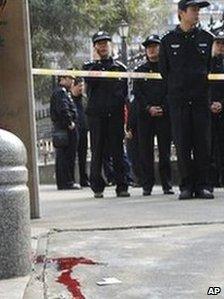 Police outside a school in Nanping, Fujian (23 March 2010)