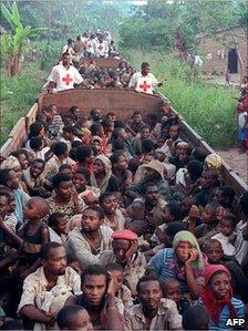 Rwandan Hutu refugees returning home from DR Congo in 1997