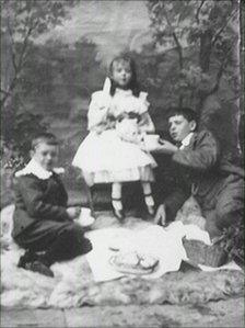 Stan Laurel, sister Beatrice and brother Gordon