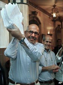 Mohammed ElBaradei holds up a signed petition (6 September 2010)