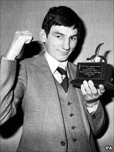 Johnny Owen with the Geoffrey Simpson Award by the Boxing Writer's Club as the Best Young Boxer of 1978.