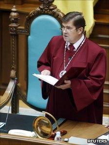 Constitutional court chairman Anatoly Holovyn reads out the ruling, 1 October