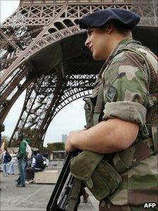 A soldier patrols near the Eiffel Tower in Paris (4 Oct 2010)