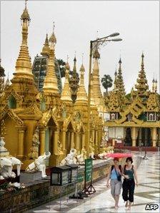 Foreign tourists at Rangoon's Shwedagon pagoda, file image from 1997