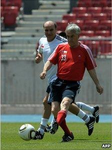 President Pinera (r) and Franklin Lobos (l) at a friendly match in Santiago