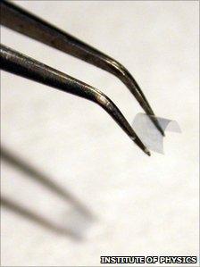 Tweezers holding flexible metamaterial (IoP)