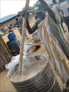 A woman making kwete in Juba
