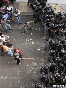 Police confront protesters outside the church in Alexandria targeted by a bomb (1 January 2011)