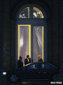 Belgian French-speaking Socialist Party President Elio Di Rupo (2nd L) talks to King Albert II (11 Jan 2011)