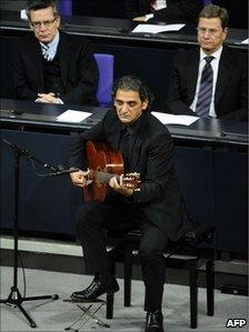 Ferenc Snetberger plays before the Bundestag, 27 January