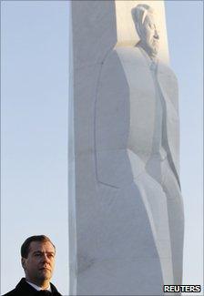 Russian President Dmitry Medvedev stands by the new Yeltsin statue in Yekaterinburg, 1 February