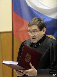 Judge Viktor Danilkin reading out his verdict in a Moscow court, 27 December 2010