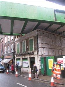 The new Borough Market viaduct passing over the part-demolished Wheatsheaf pub