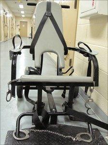 Restraining chair