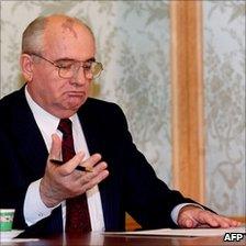 Mikhail Gorbachev resigns as Soviet president, 25 December 1991