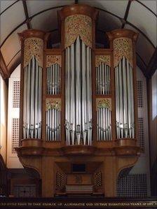 The organ at Lyme Regis Organ School. Copyright of Pipe Up!