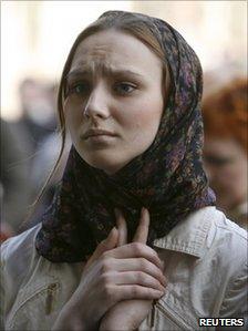 A woman stands outside the metro station in Minsk (12 April 2011)