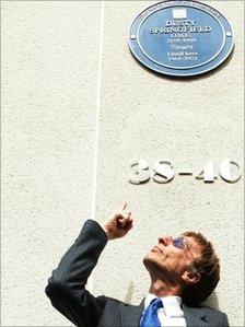 Robin Gibb unveils the Dusty Springfield plaque