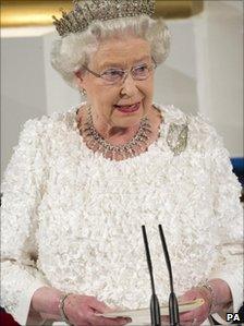 Queen gives speech at state dinner in Ireland