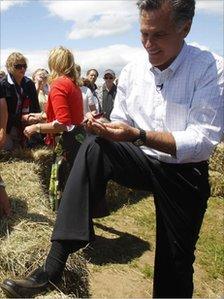 Mitt Romney signs autograph