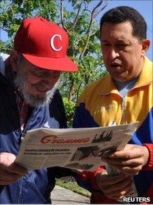 Hugo Chavez (r) and Fidel Castro (l) in a hand-out photo on 28 June 2011