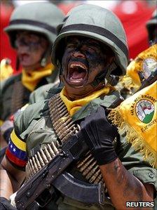 Venezuelan soldiers march during the 200th anniversary independence ceremony in Caracas (5 July 2011)