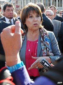 Martine Aubry talks to reporters in Lille, 1 July 2011