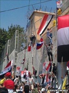 Pro-Assad protesters attack the US embassy compound in Damascus, 11 July (Photo: Syrian news website Shukumaku)