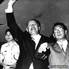 Oskar Schindler (centre) arriving in Jerusalem in 1962