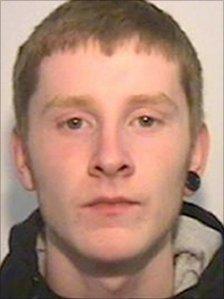 Manchester riots: Looter Michael Fitzpatrick jailed - BBC News