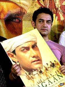 Aamir Khan with Lagaan poster