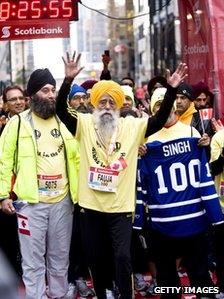 Fauja Singh completes the Toronto marathon