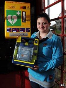 Girl Guide Heather Munro with the defibrillator machine