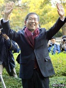 New Seoul Mayor Park Won-soon waves to people as he comes to work at Seoul City Hall on 27 October 2011