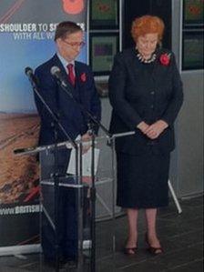 David Melding a Rosemary Butler yn arwain y Cofio yn Y Senedd