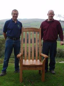 Huw Smallwood o gwmni Tegni a Iolo Puw, gwneuthurwr y Gadair