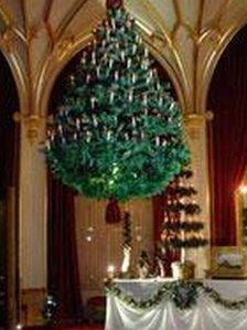 The suspended Christmas tree