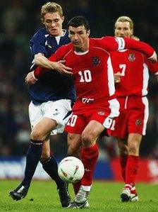 Gary Speed playing for Wales, watched by Robbie Savage (picture: Allspot/Getty)