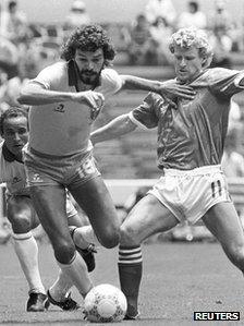 Brazil's Socrates (left) and Northern Ireland's Ian Stewart fight for the ball during their World Cup soccer match in Guadalajara in this 12 June, 1986 file photo.