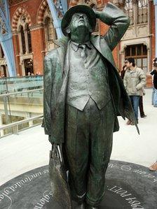 John Betjeman sculpture at St Pancras