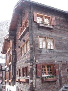 Houses in Taesch