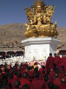 Monks and other people praying [Picture from Free Tibet campaign]