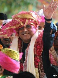 President Zardari at the Sufi shrine in Ajmer