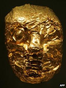 Gold funerary mask of the Tumaco culture, at the Bogota Gold Museum - file photo 2007